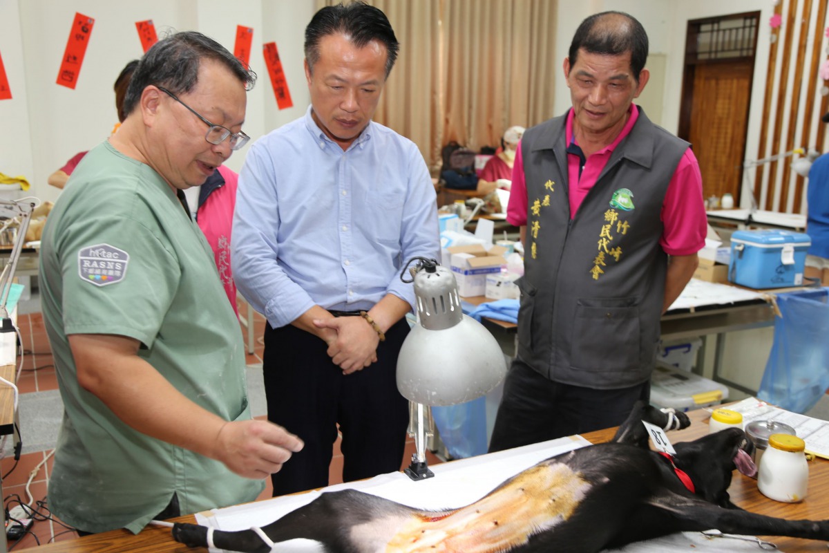 嘉義縣長翁章梁(中)關心流浪犬貓議題。 嘉義縣政府/提供