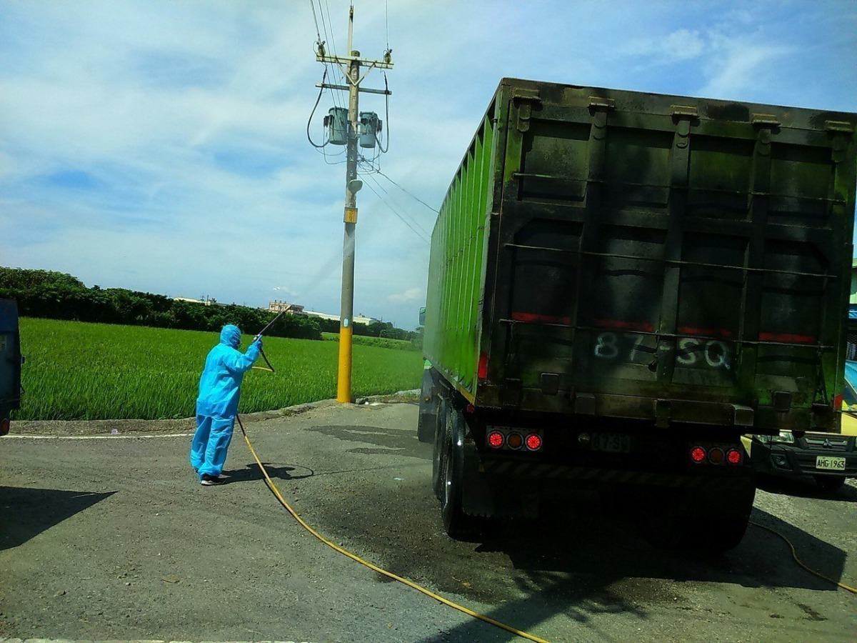 防疫人員落實完成消毒工作。 彰化縣動物防疫所/提供
