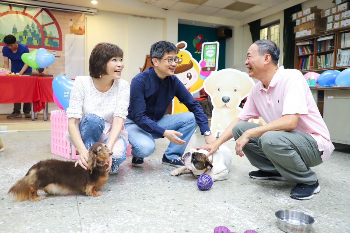 新北市動保處長陳淵泉(右)帶著愛犬「阿福」響應帶狗上班日。 新北市動保處/提供