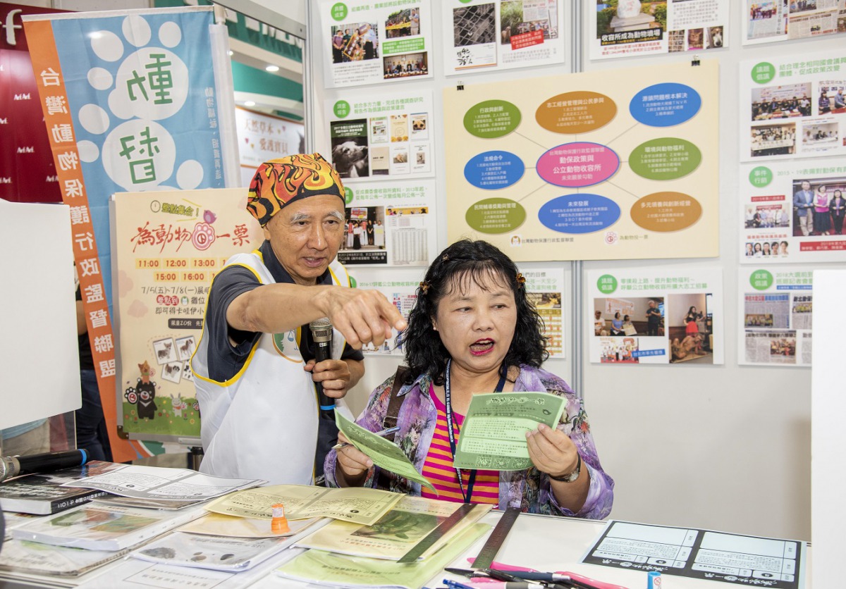 立法委員陳曼麗(右)也特別抽空到場支持「為動物投一票」活動。台灣動物行政監督聯盟/提供