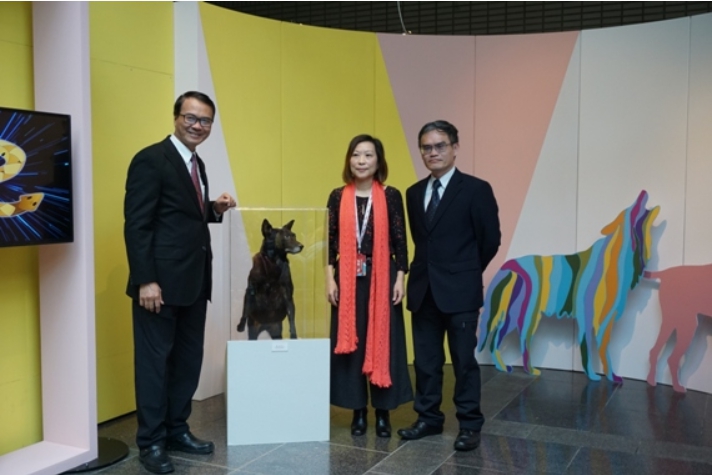 科博館副館長羅偉哲(右一)與策展人陳慧娟(中)跟狗標本合影。 科博館/提供