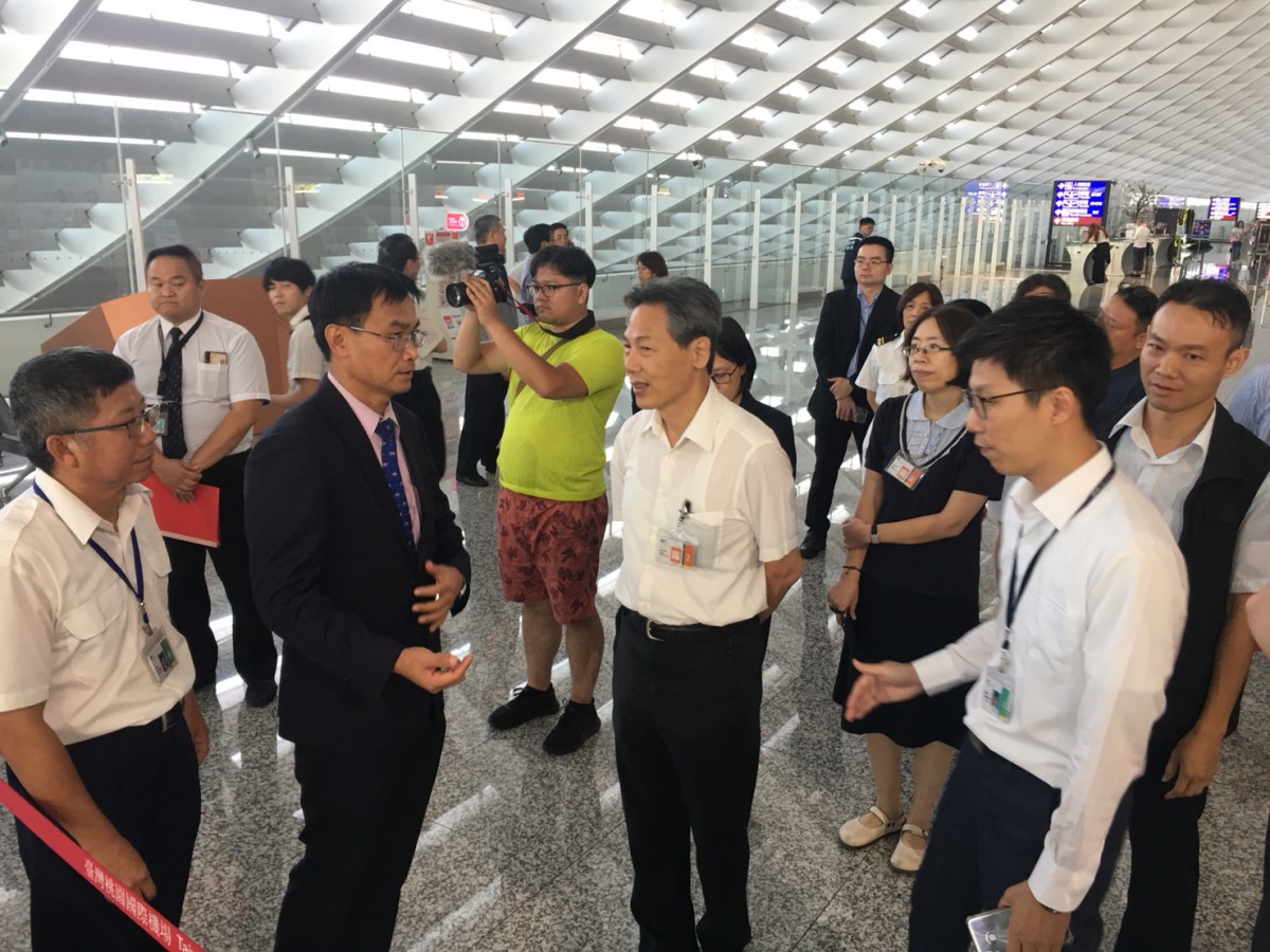 農委會主委陳吉仲到桃園機場視察邊境防疫的各項措施。 防檢局/提供