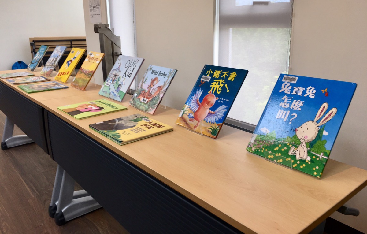 圖書館館藏的動物繪本。 台中市動保處/提供