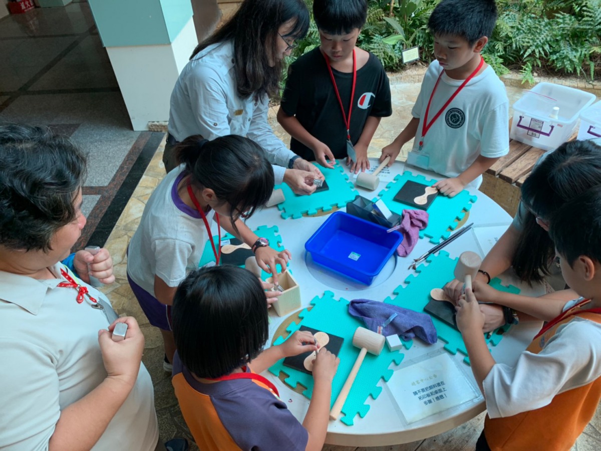 墾管處舉辦活動教民眾自製梅花鹿皮雕。 墾管處/提供