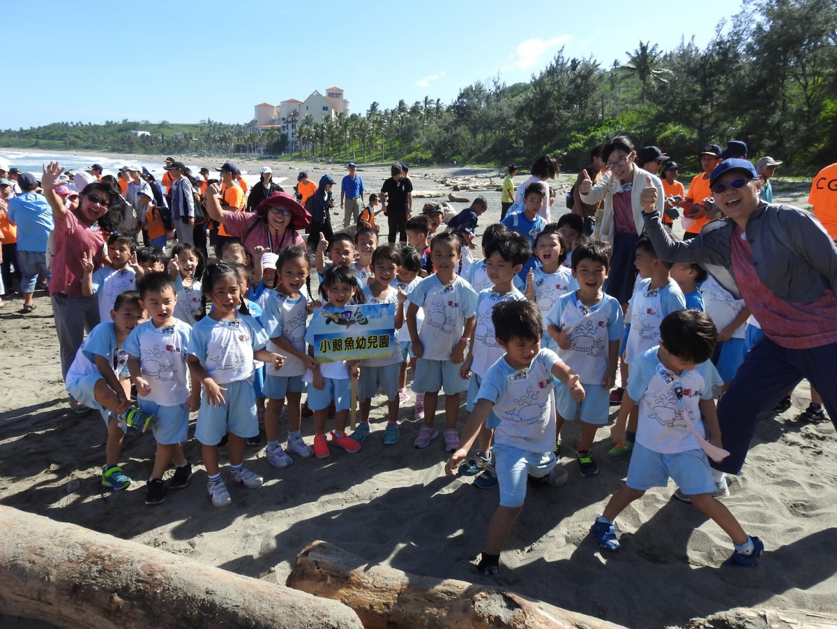 小朋友們藉由野放活動更加了解海龜保育觀念。 台東縣政府/提供
