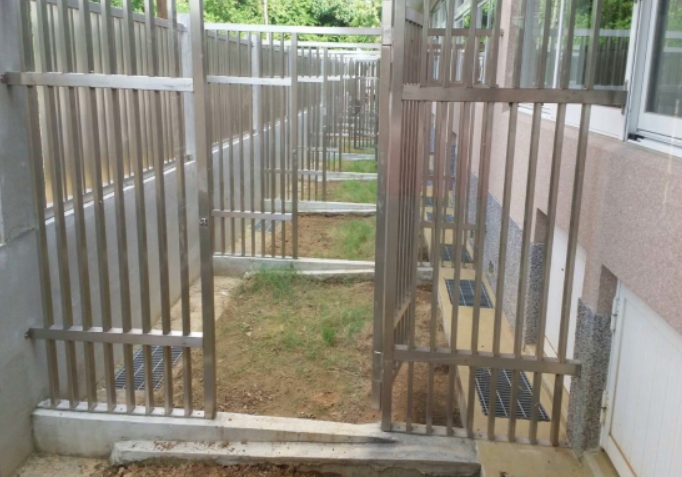 嘉義新建的動保園區設有犬隻的戶外活動區,提升動物福利。 嘉義市政府/提供