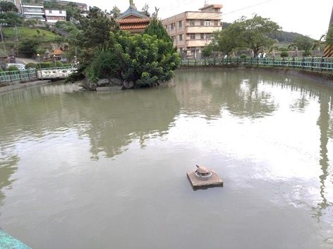 廟方採納動保處建議後，水池已有所改善。 新北市動保處/提供