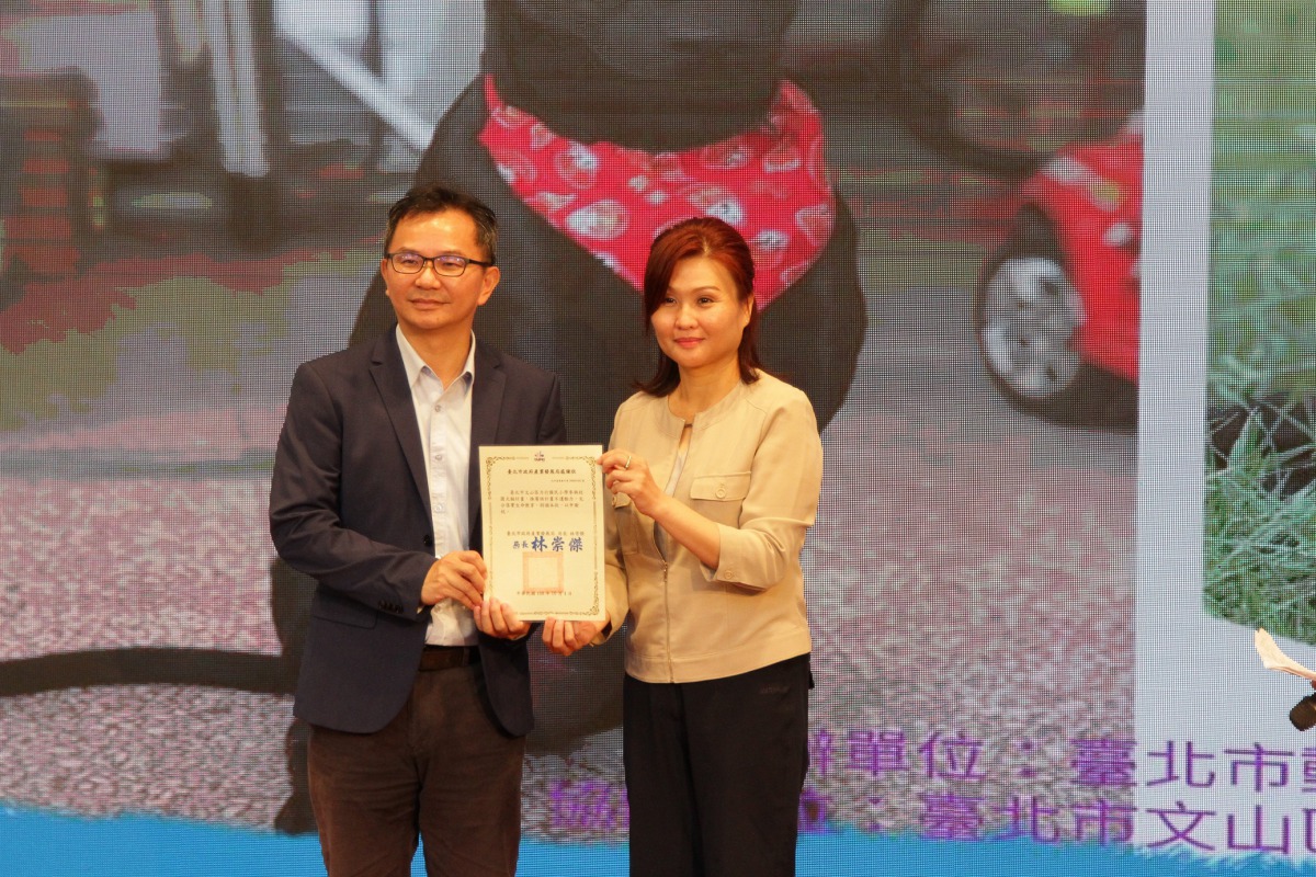 北市產發局副局長(左)頒發感謝狀給力行國小校長。 台北市動保處/提供