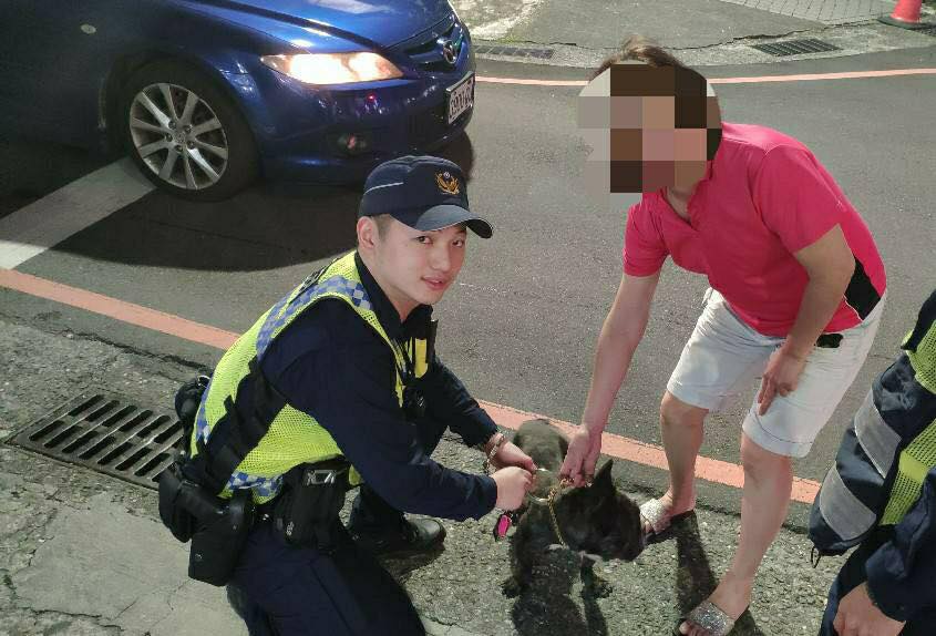 最後在員警的幫助下,順利幫法鬥找回飼主。 翻攝/基隆市警察局