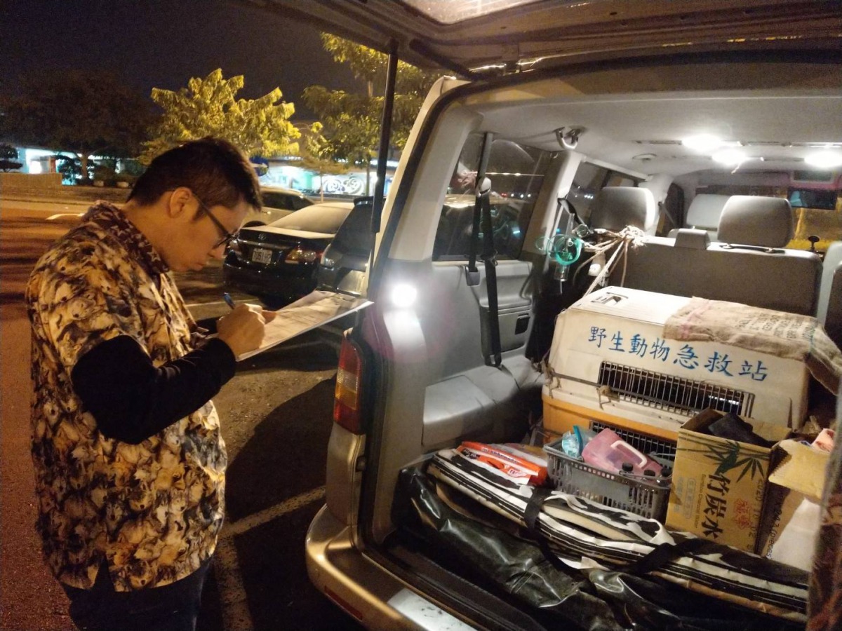 小黑熊在車輛運送的過程中也都有照護員隨時關心身體狀況。 台東林管處/提供