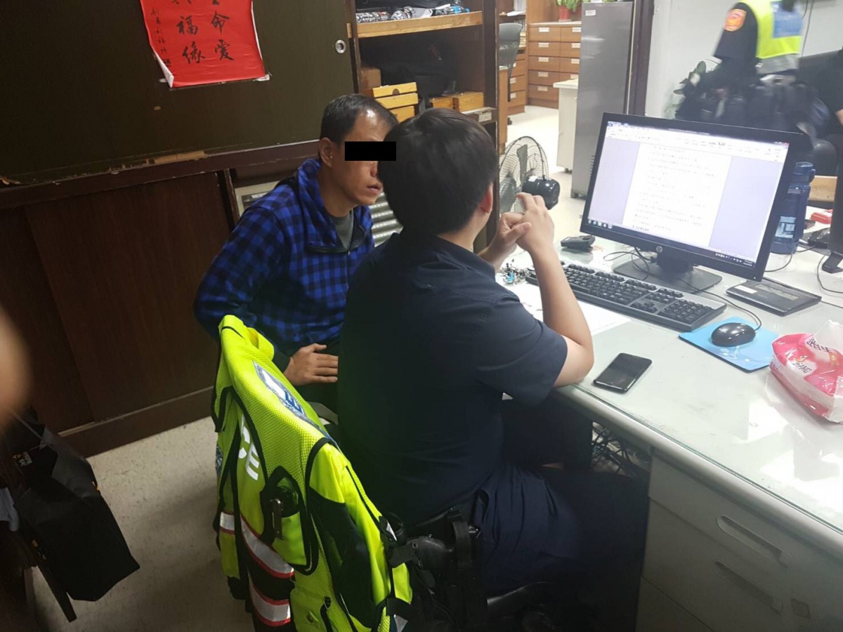 飼主到派出所做筆錄。 新北市動保處/提供