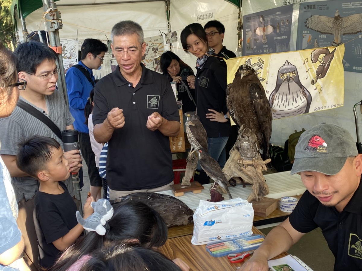 台灣猛禽研究會在野放活動的現場，利用標本讓民眾認識猛禽。 姚崇仁/攝