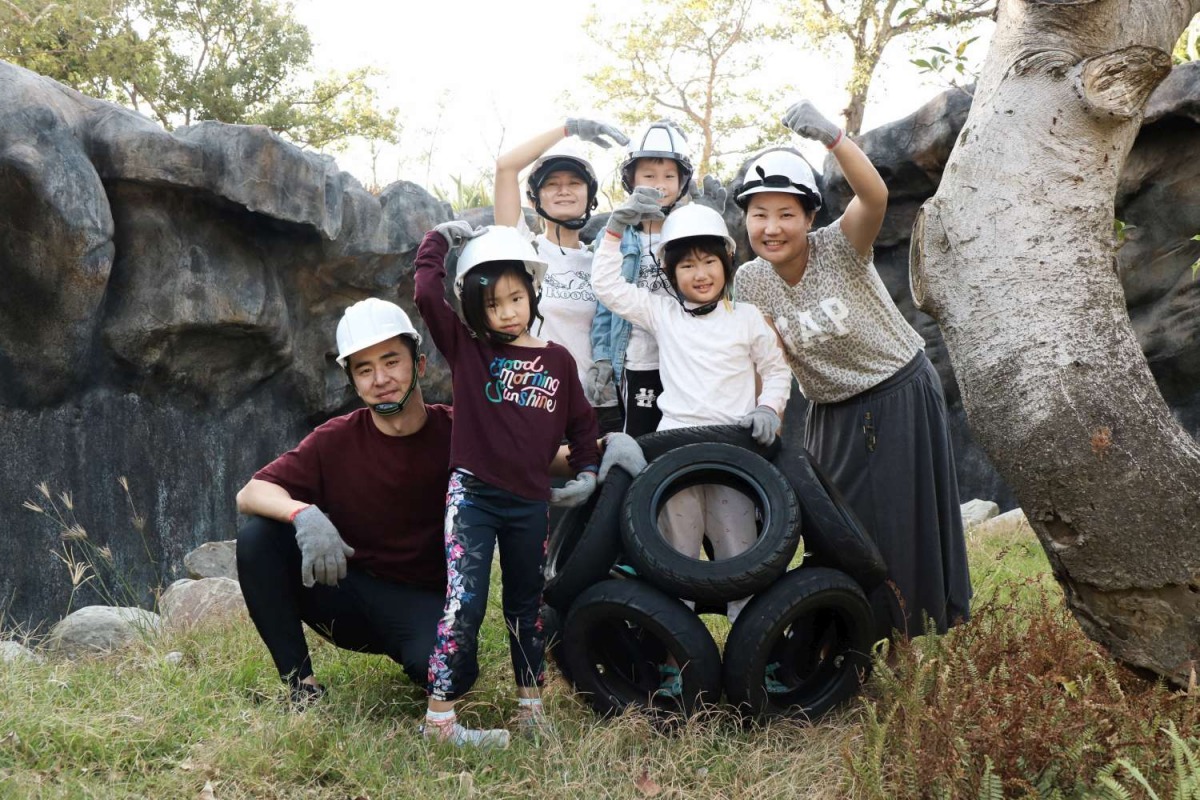 小朋友將輪胎球放置馬來猴室外猴島。 新竹市政府/提供