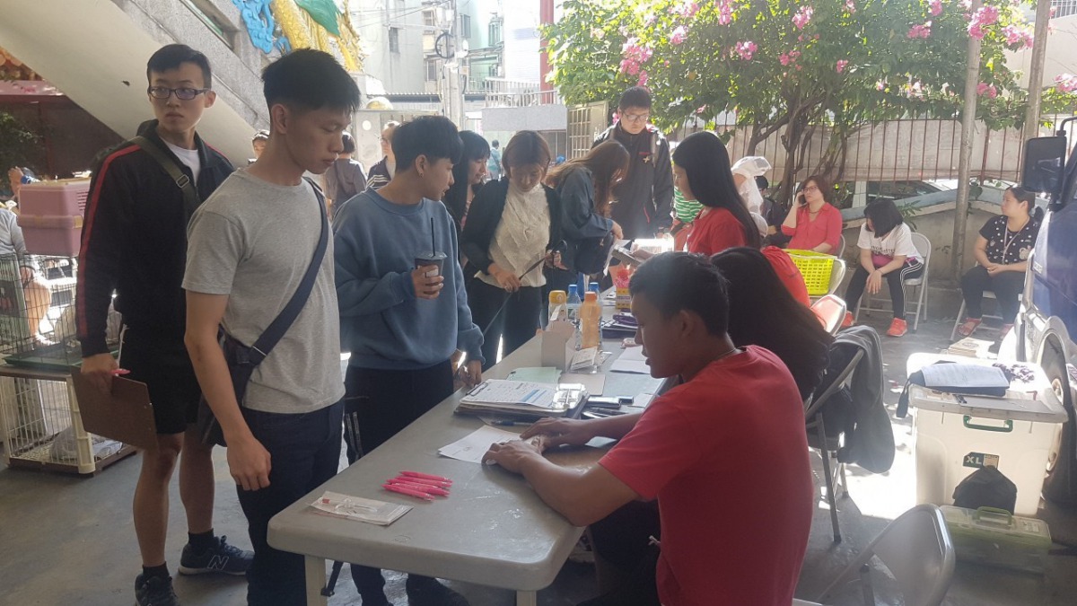 經過有效的宣傳，許多民眾帶著犬貓前來報名絕育。 台中市動保處/提供