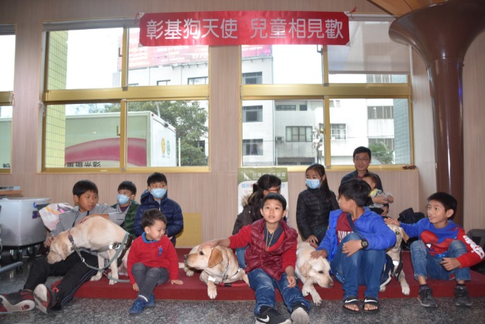 小朋友開心與狗狗們互動，舒緩看醫生的緊張情緒。彰基兒童醫院/提供