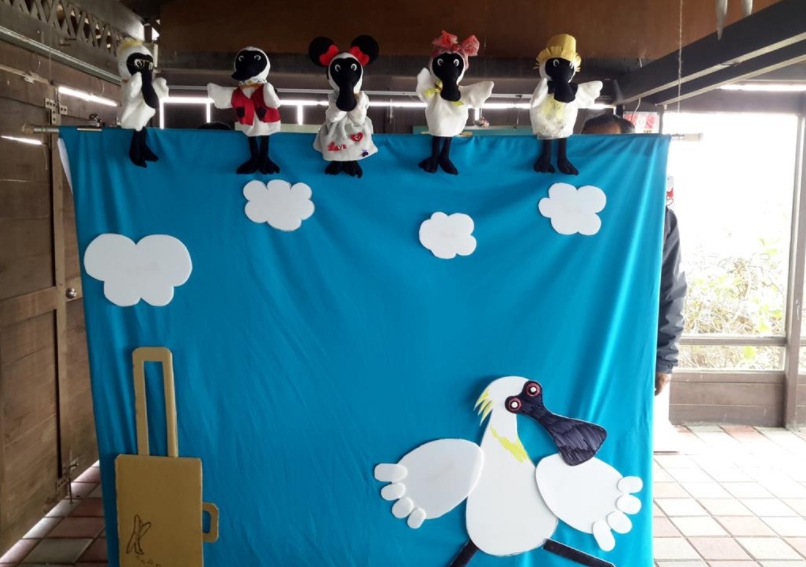 透過黑面琵鷺手偶劇讓小朋友們了解黑面琵鷺的習性。台江國家公園管理處/提供