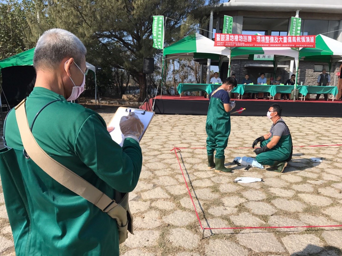 棲地巡查組在發現受傷或死亡的保育類候鳥時，需填妥重大病害緊急通報單。 嘉義縣政府/提供