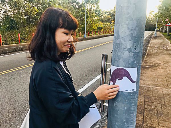 張貼穿山甲貼紙提醒用路人減速慢行。 暨南大學/提供