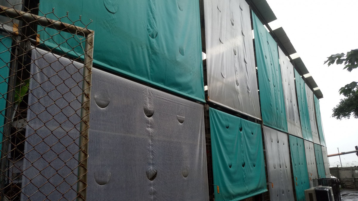 動物之家加裝帆布減少寒風吹襲。 新北市動保處/提供