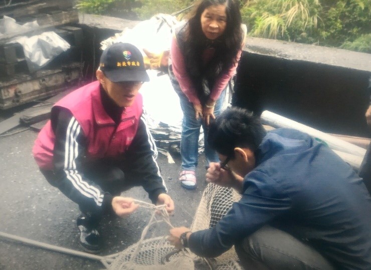 狗狗順利回到地面。 新北市動保處/提供