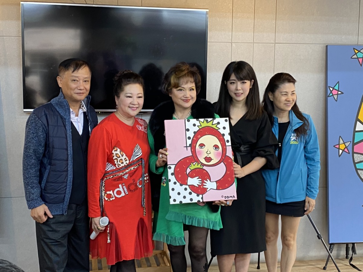 畫家馬尉寧(右2)義賣畫作做公益。 姚崇仁/攝