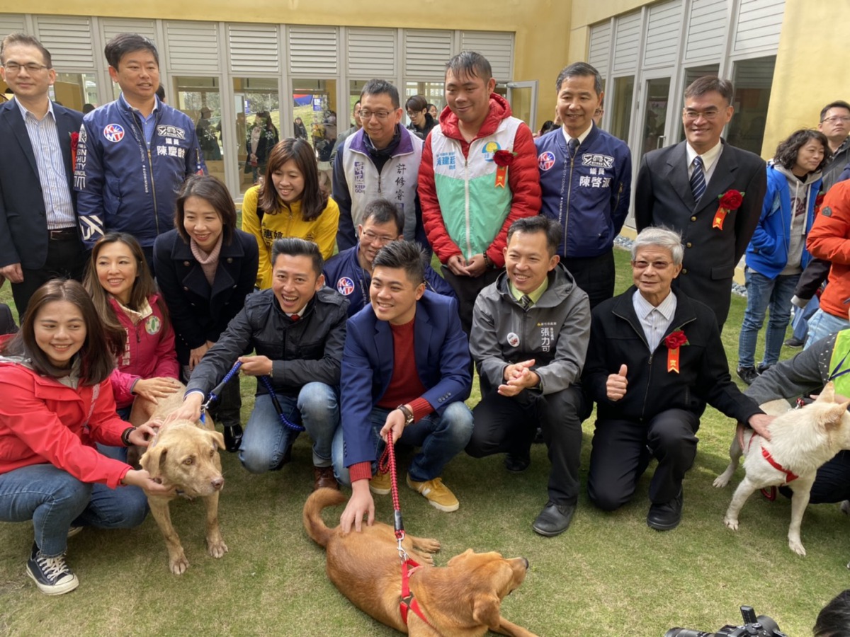 林智堅市長與貴賓們一同與園區的公關犬互動。 姚崇仁/攝