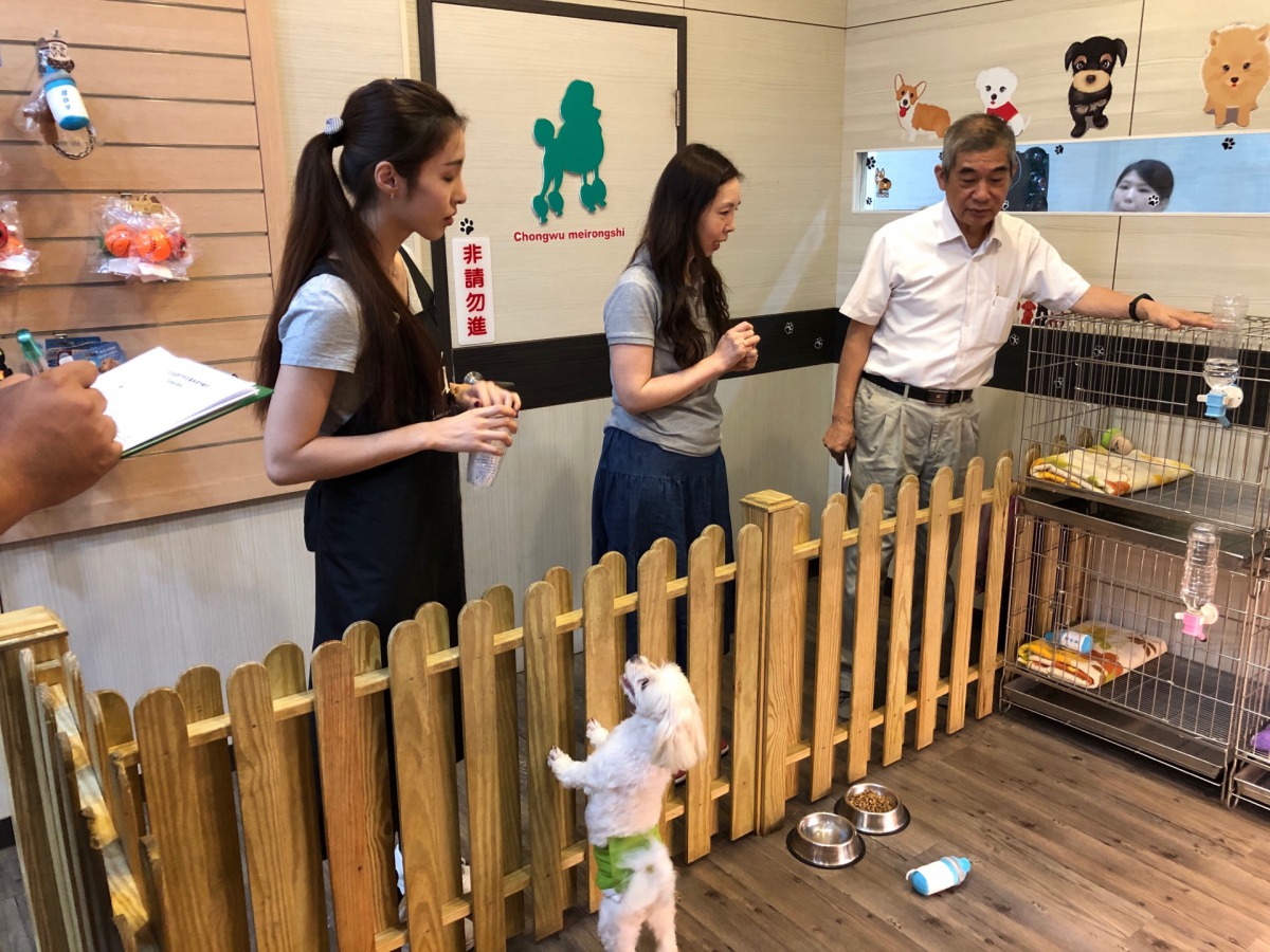 中華民國保護動物協會前秘書長(右1)擔任基隆特有寵物評鑑委員。 基隆動保所/提供