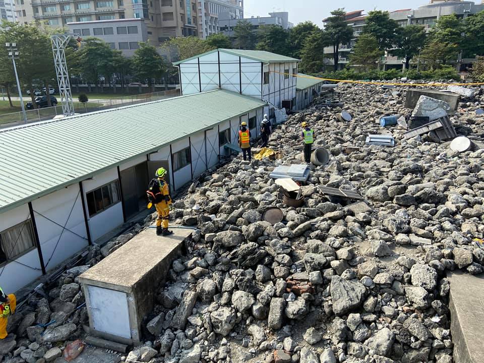 「黑糖」在搜救犬瓦礫堆訓練場地通過認證。台東縣消防局/提供