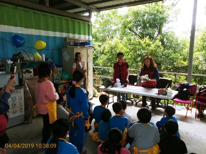 動物之家動保員及志工教小朋友如何照顧動物。 新北市動保處/提供