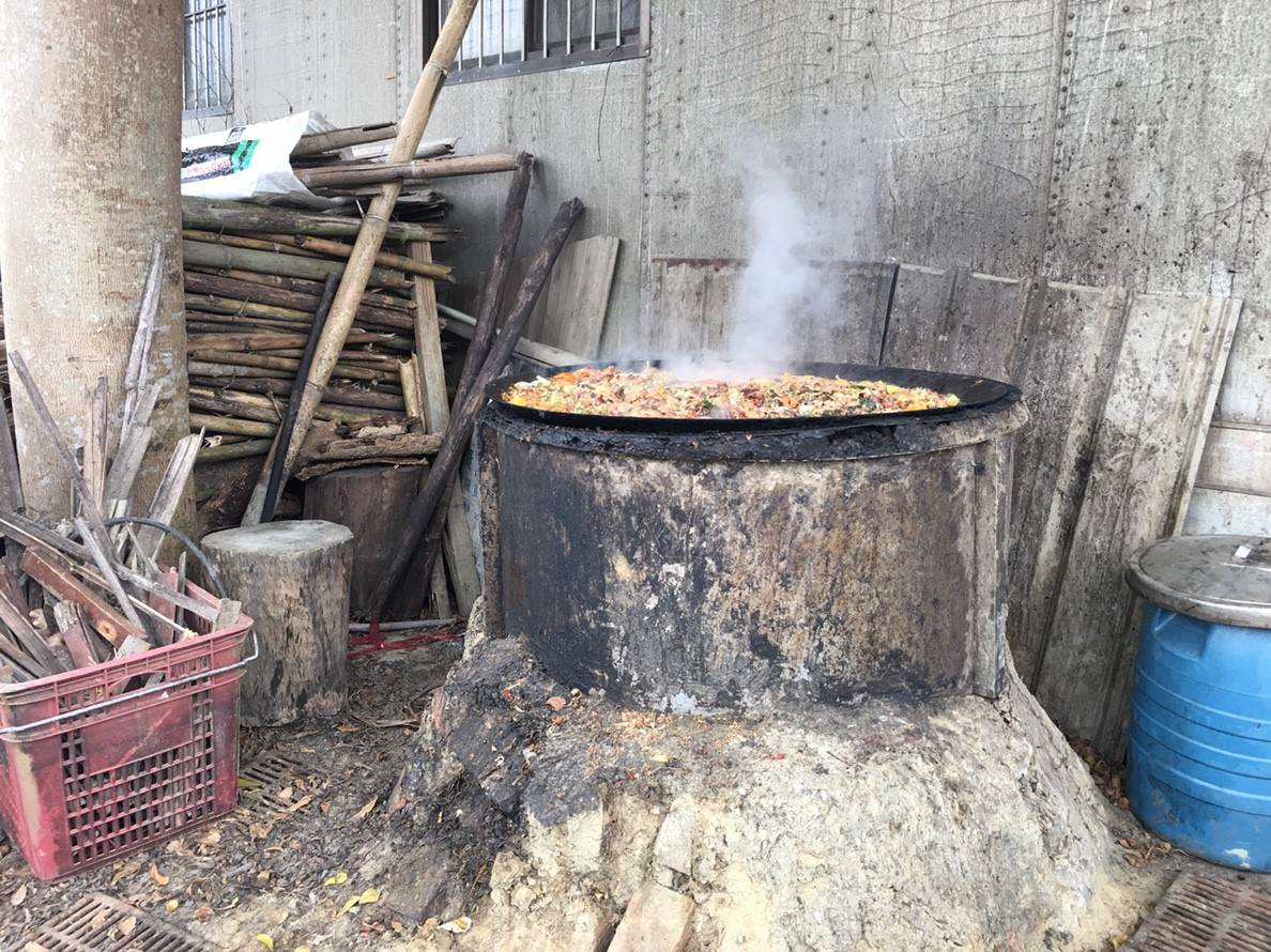 豬農要用廚餘養豬前,必須先取得合法再利用資格。 資料照片 嘉義縣政府/提供