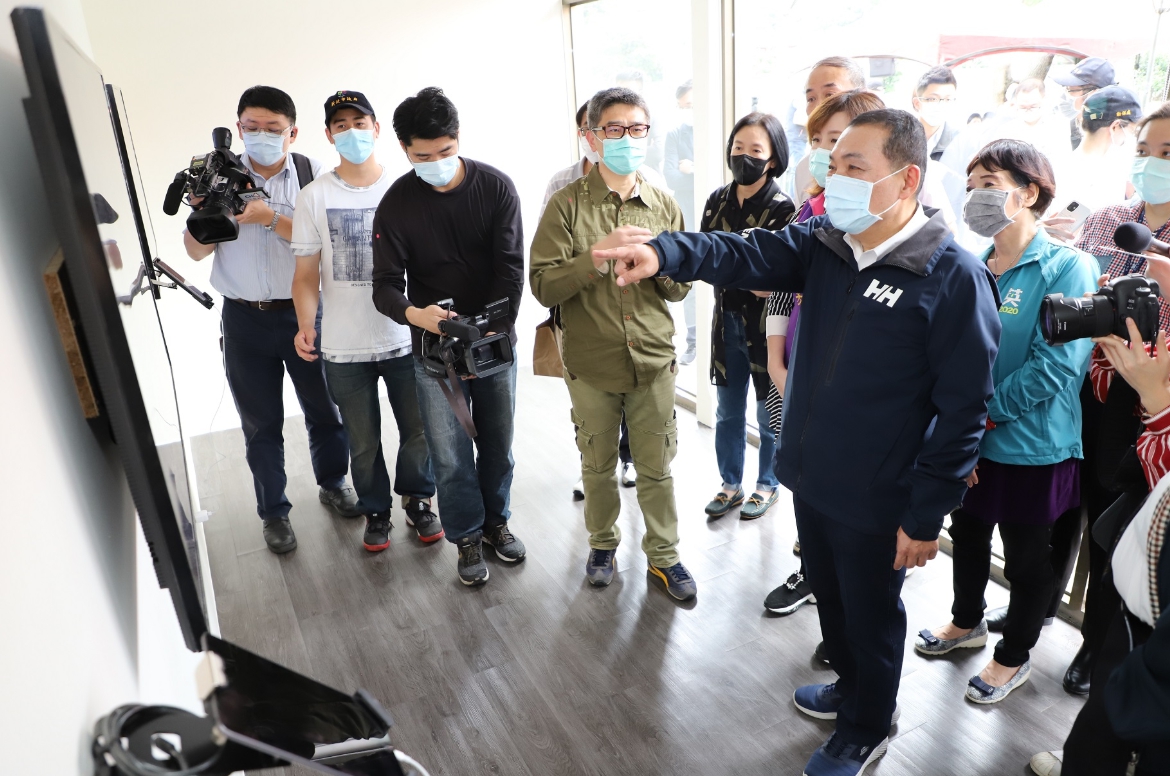 新北市長侯友宜參觀毛寶貝生命教育園區。 新北市動保處/提供