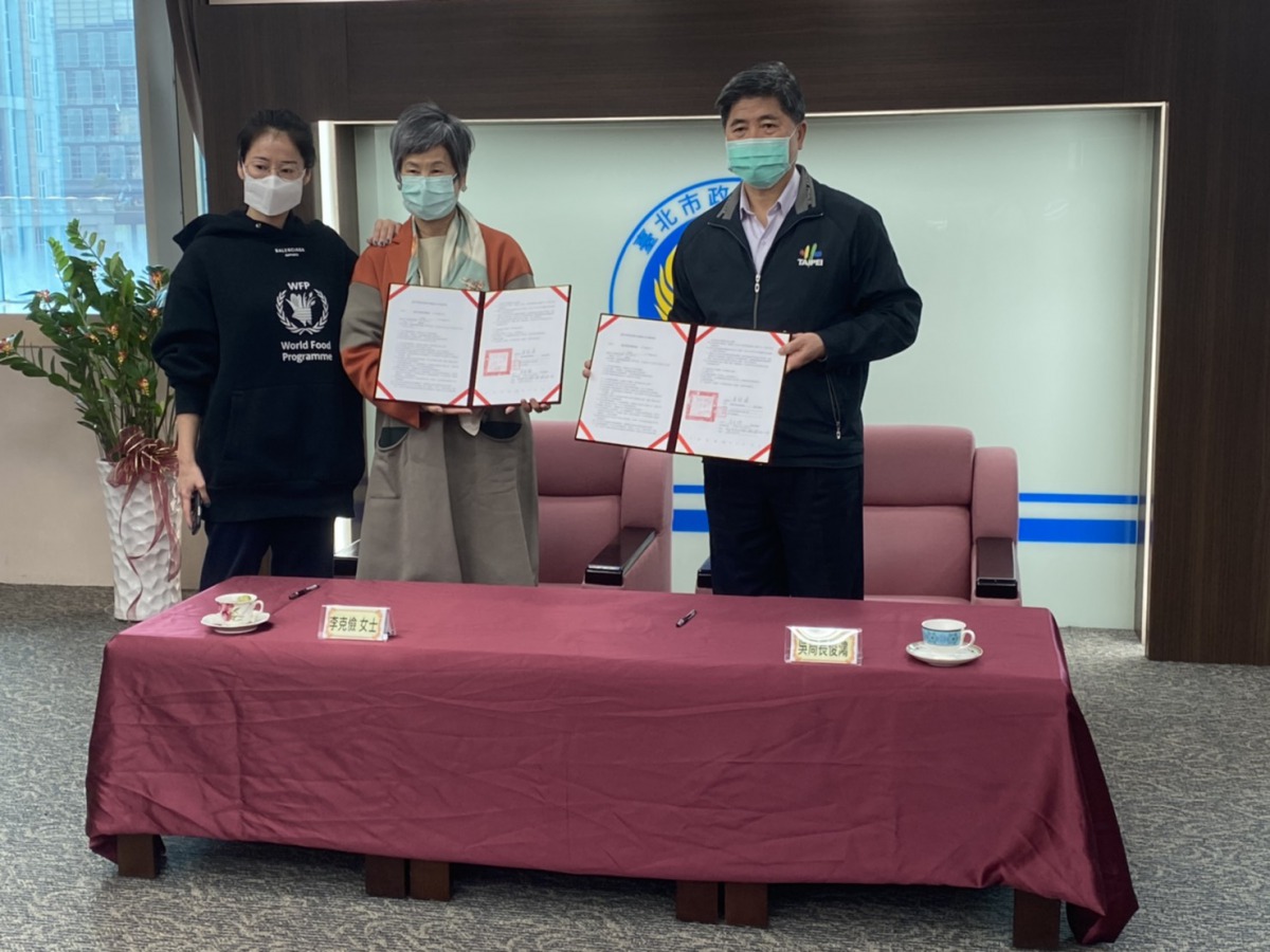消防局長吳俊鴻與寄養人進行搜救犬「Humble」的退休寄養簽約儀式。 姚崇仁/攝