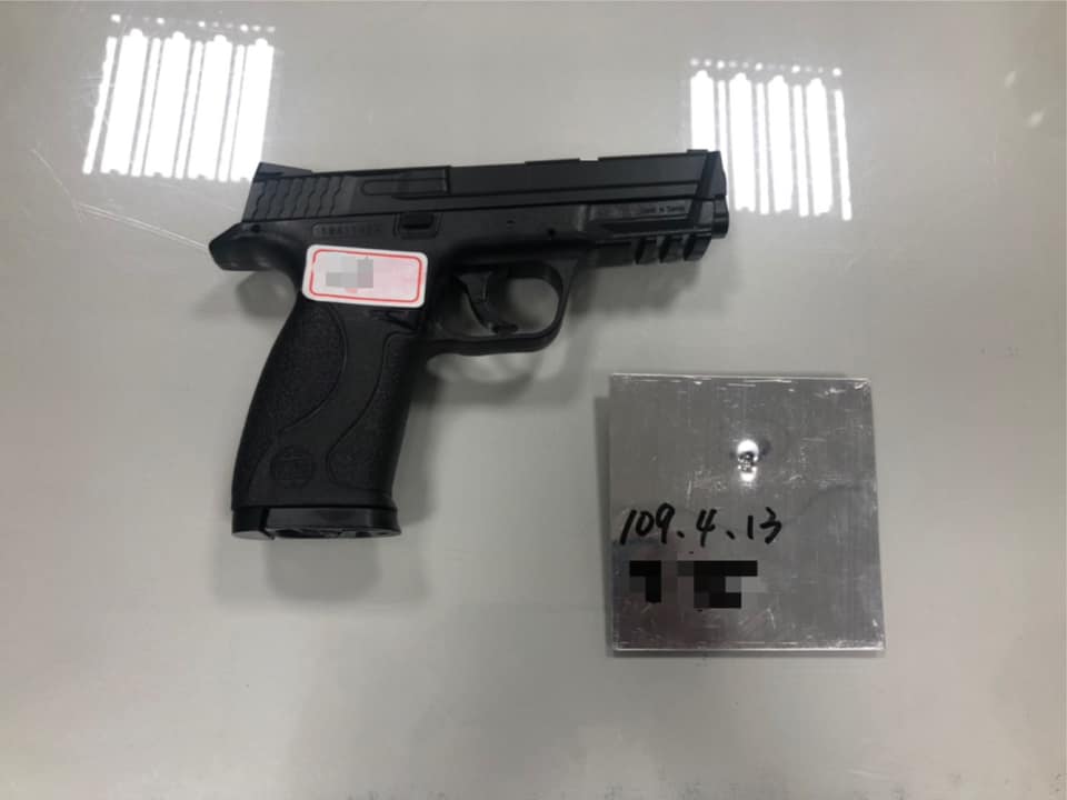 男子射傷犬隻所用的瓦斯槍。 高雄市林園分局/提供