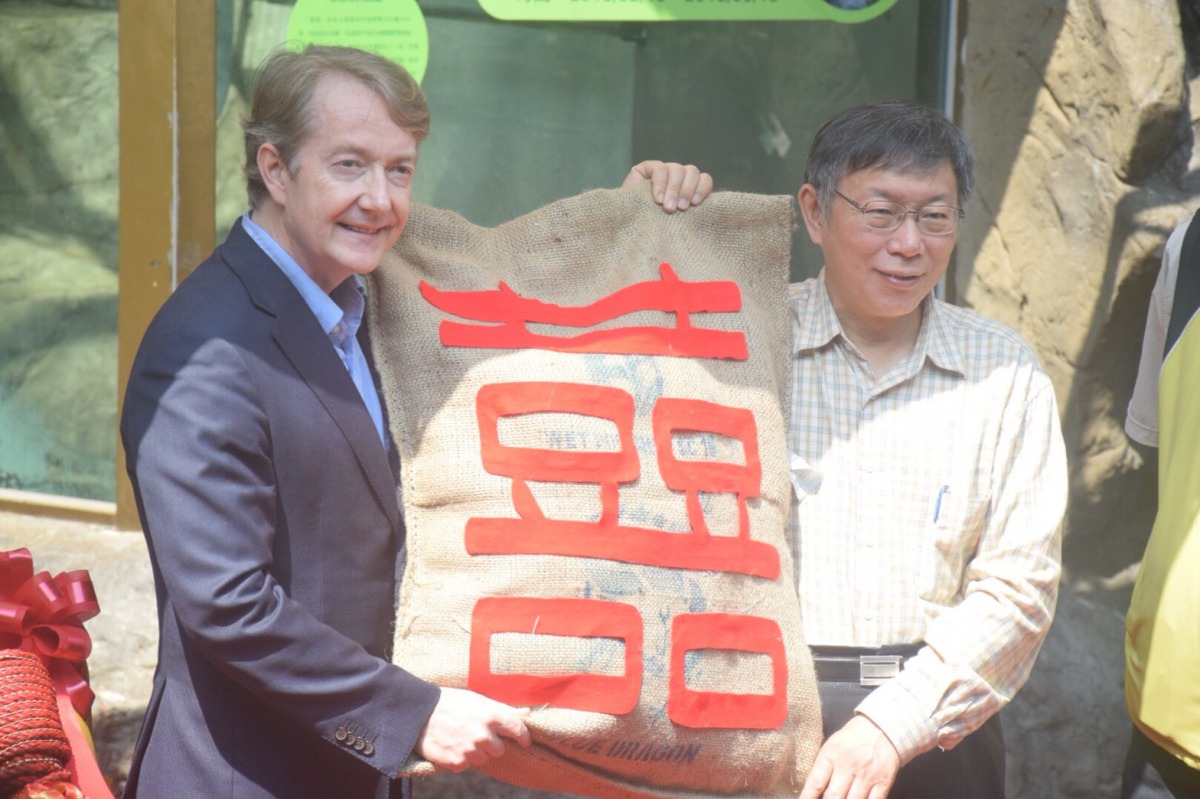 台北市長柯文哲代表男方家長贈送禮品給女方家長荷蘭投資辦事處代表紀維德。 姚崇仁/攝