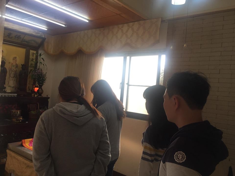 動保社社員送「海綿」最後一程。嘉大民雄校區動保社/提供