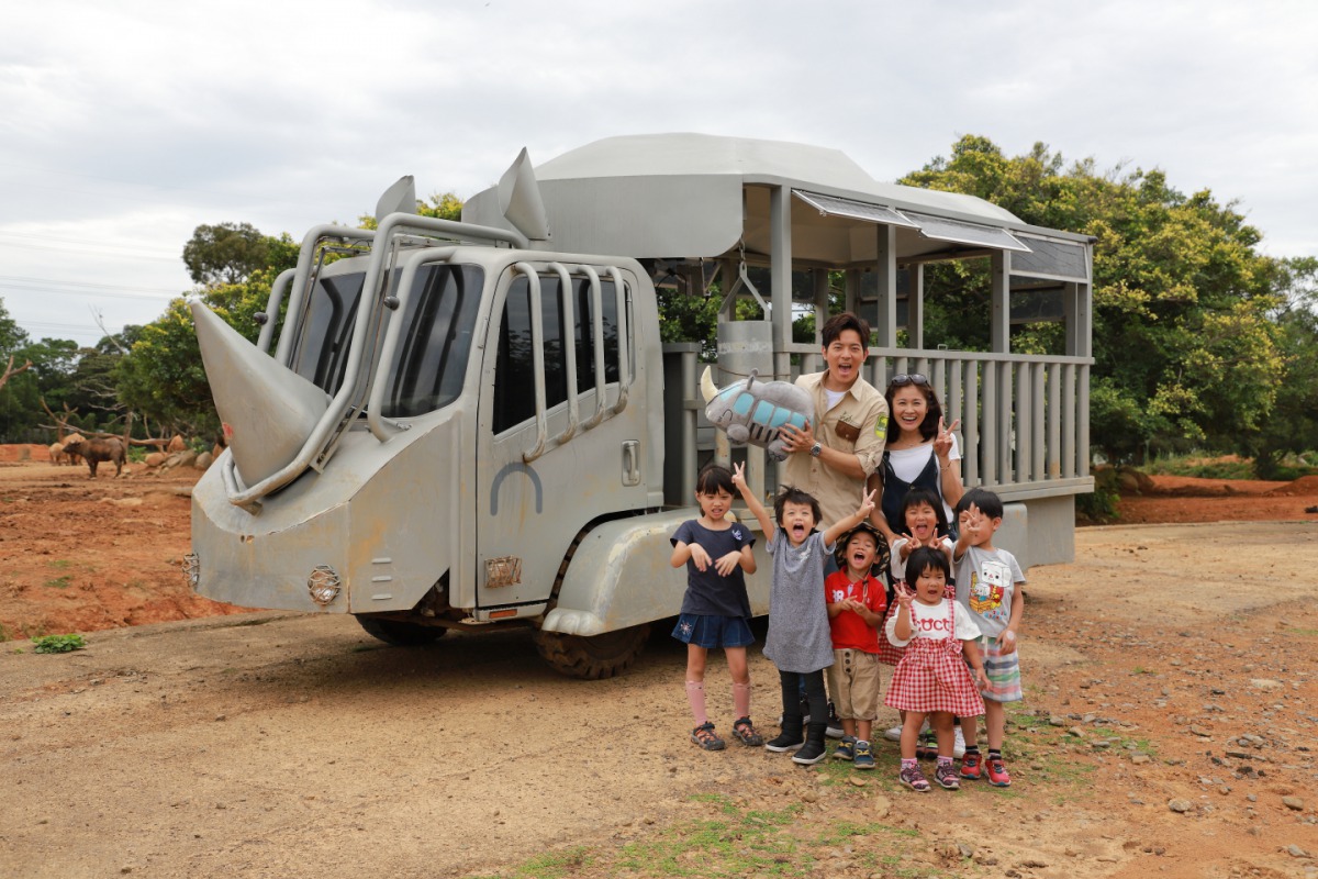 宥勝帶著全家大小來號召民眾加入動物保育志工的行列。 莊福文教基金會/提供