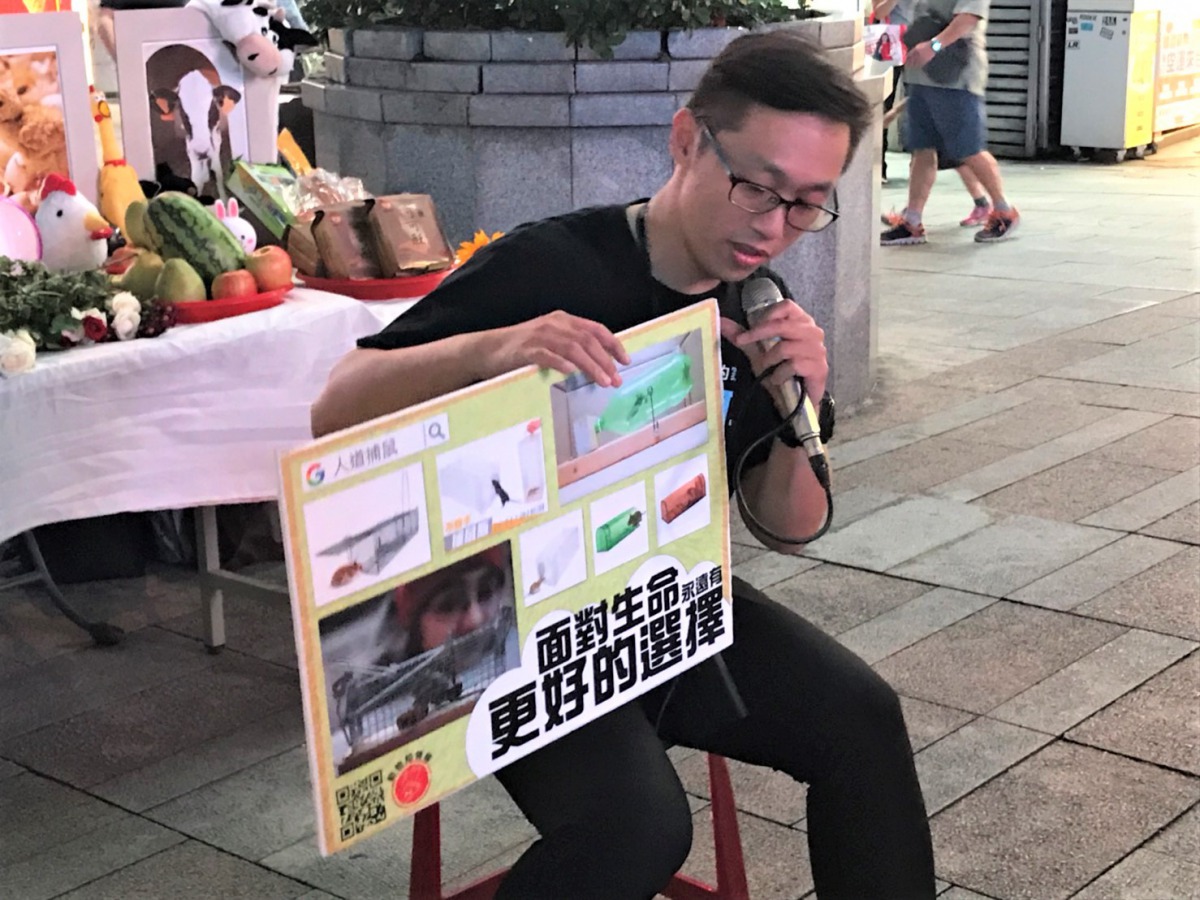 愛鼠協會潘定澤教導民眾如何對待老鼠。 姚崇仁/攝