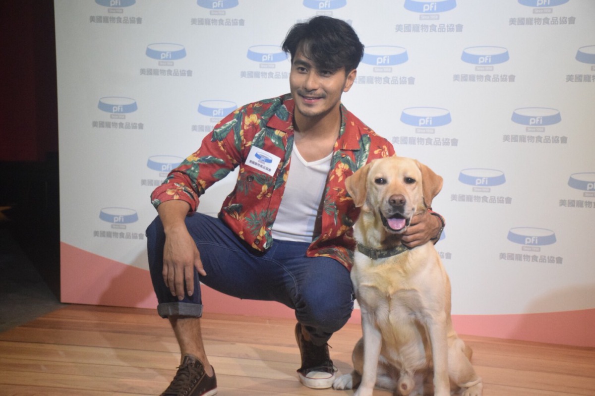 郭彥甫與愛犬「Golden」。 姚崇仁/攝