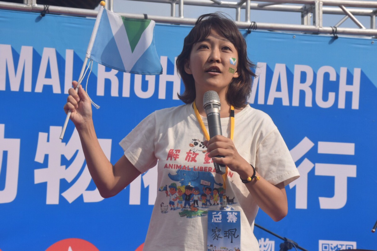 動物權遊行以藍白綠相間的旗幟作為代表。 姚崇仁/攝