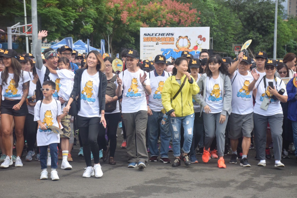 李朝全理事長與民眾一起完成健走活動。 姚崇仁/攝