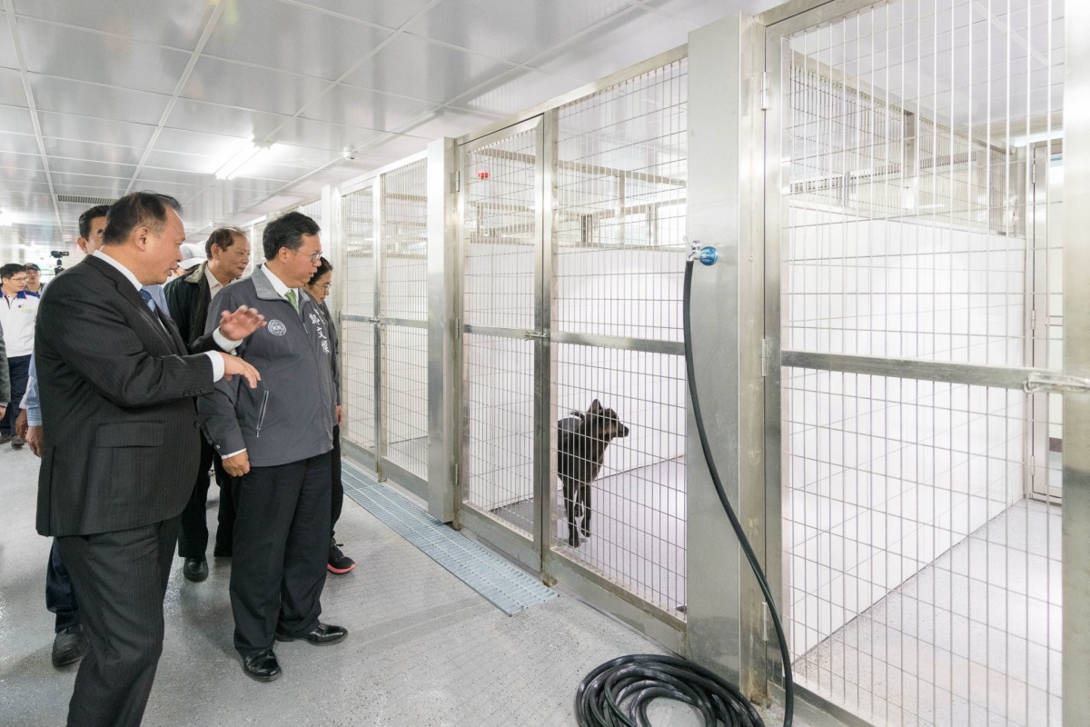 農委會主委林聰賢與桃園市長鄭文燦一同參觀改建後的桃園動保園區。 桃園市政府/提供