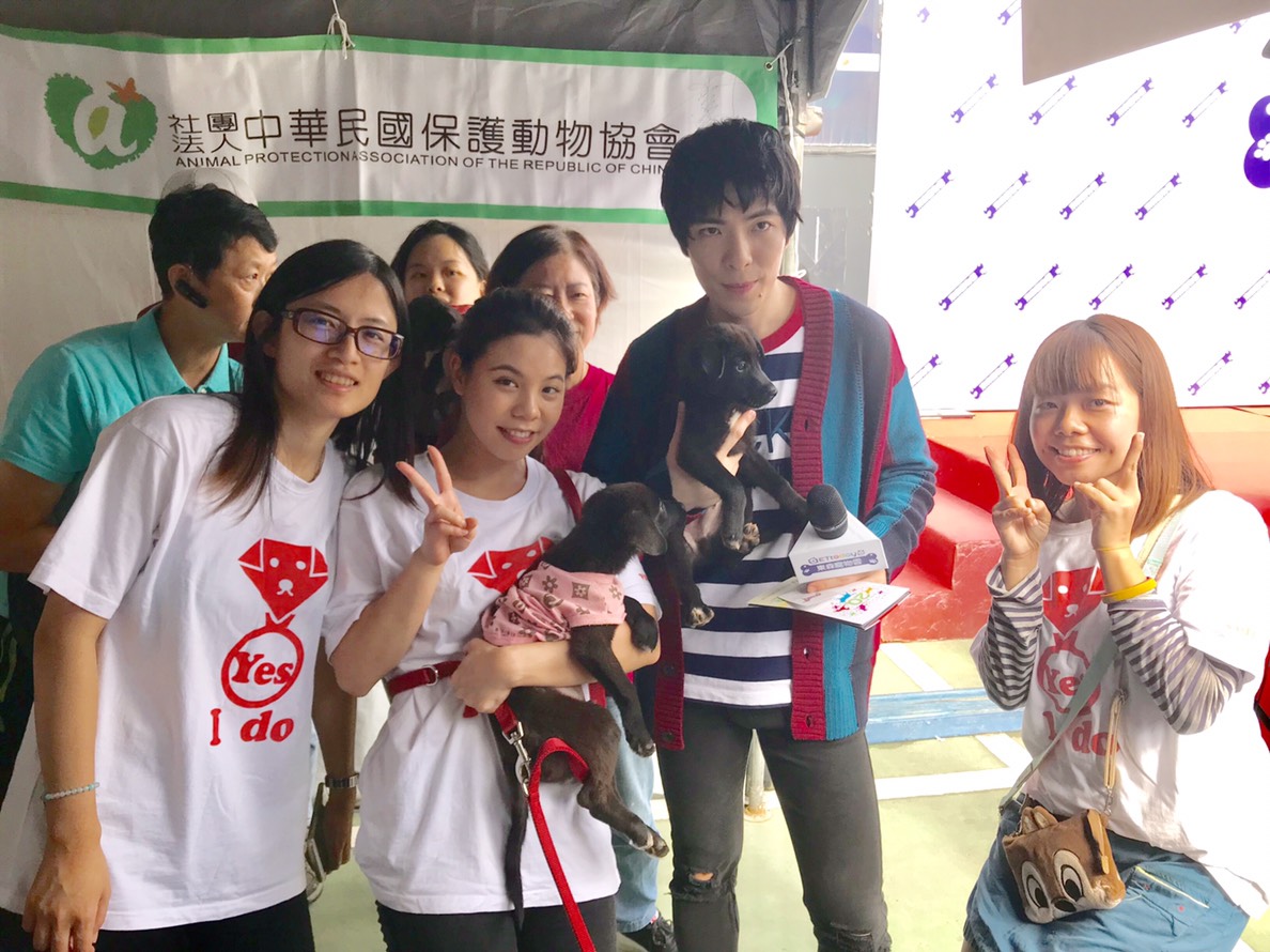 蕭敬騰與中華民國保護動物協會工作人員。 姚崇仁/攝
