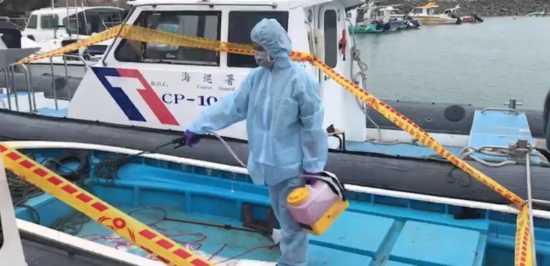 防檢局人員進行消毒作業。 金門岸巡隊/提供