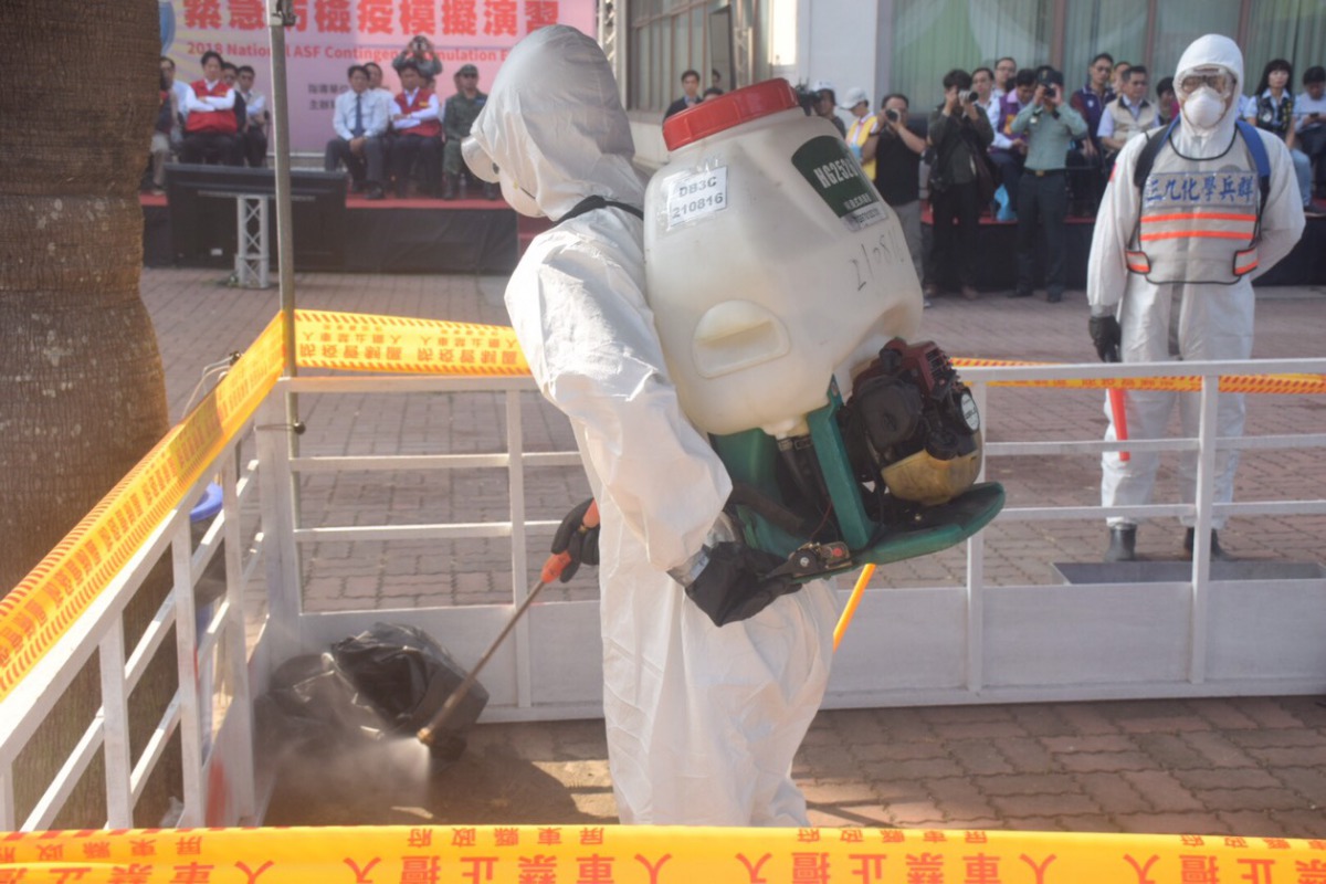 國軍化學兵群協助消毒作業。 姚崇仁/攝