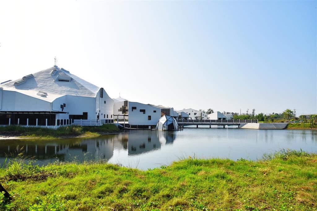 「台江學園」採用不破壞濕地的高腳屋建築。 台管處/提供