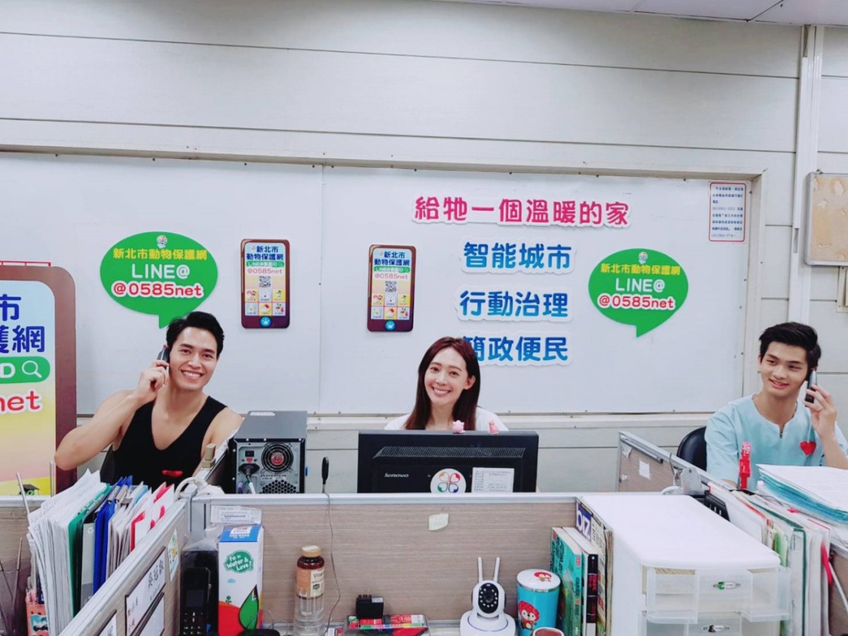 名模們親自打電話給領養人，確保被領養的毛小孩都有得到良好照顧。 新北市動保處/提供