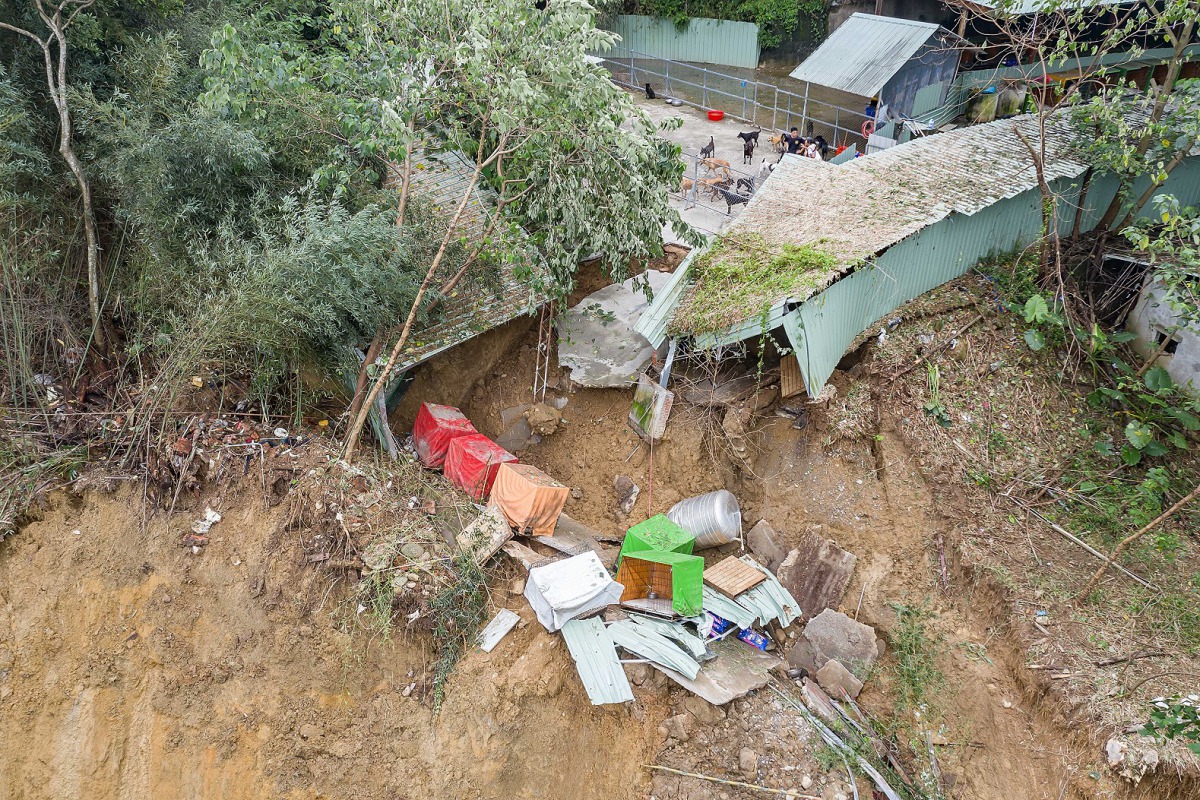 空拍畫面能夠清楚看到狗園有一側的地基都已嚴重掏空。台灣動物緊急救援小組/提供