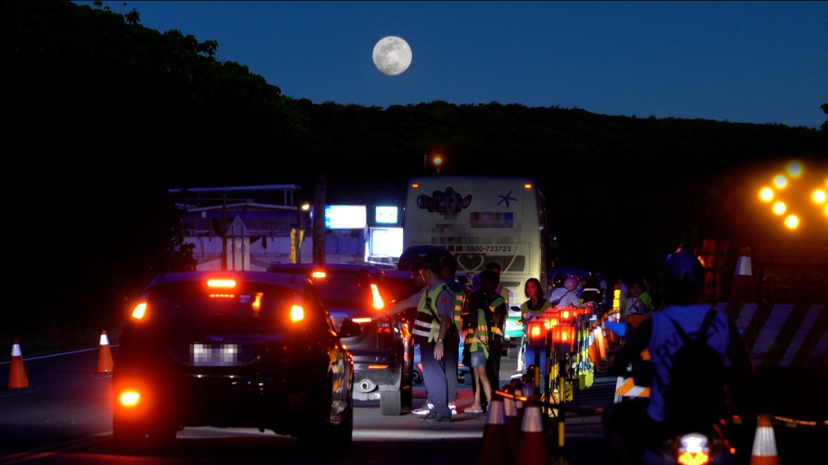 公路總局於月圓時進行護蟹交通管制,讓陸蟹嬤嬤安全過馬路。 公路總局/提供
