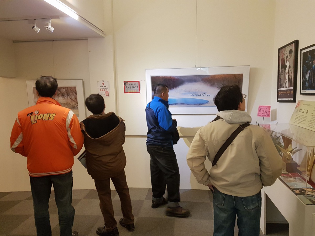 攝影展有不少喜愛生態攝影的民眾前來看展。 黃蜀婷/提供