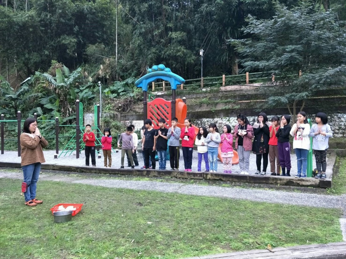 學童陪「阿醜」走最後一程,感謝牠十幾年的奉獻、陪伴。 新北市動保處/提供